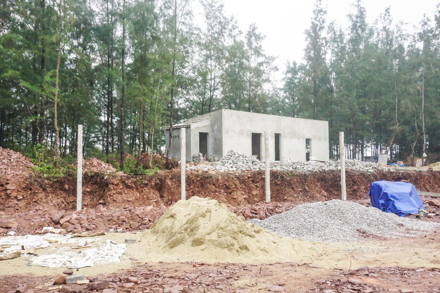 Công trình nhà kiên cố xây dựng trên phần diện tích đất rừng phòng hộ ven biển Nghi Thiết