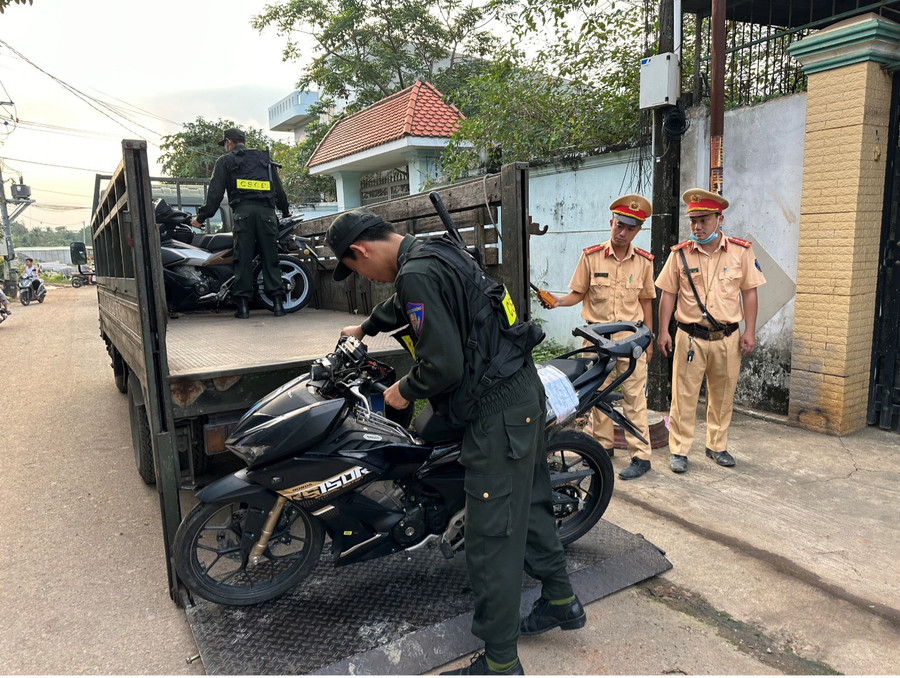 Tổ công tác kiểm tra số những chiếc mô tô được "độ, chế". (Ảnh: Hoàng Phúc)