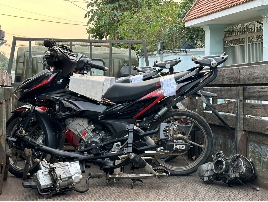 Những chiếc xe tại tiệm của Lê Thành Đức bị công an thu giữ. (Ảnh: Hoàng Phúc)