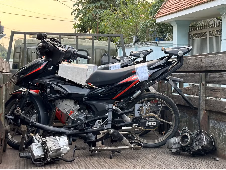 Những chiếc xe tại tiệm của Lê Thành Đức bị công an thu giữ. (Ảnh: Hoàng Phúc)