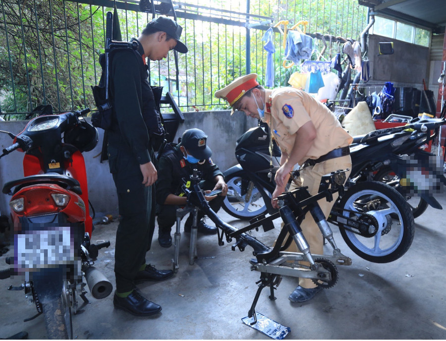 Tổ công tác kiểm tra số những chiếc mô tô được "độ, chế". (Ảnh: Hoàng Phúc)
