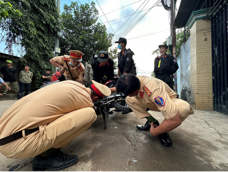 Tổ công tác kiểm tra số những chiếc mô tô được "độ, chế". (Ảnh: Hoàng Phúc)