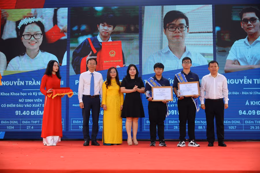 Trần Đức Minh Hiếu (thứ hai từ phải sang) nhận phần thưởng và giấy khen cho danh hiệu thủ khoa đầu vào tại lễ khai giảng năm học 2023-2024 của Trường Đại học Bách khoa. Ảnh: NVCC