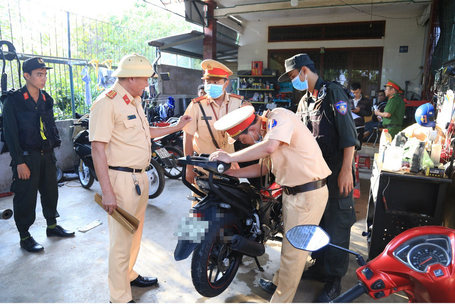 Tổ công tác kiểm tra số những chiếc mô tô được "độ, chế". (Ảnh: Hoàng Phúc)