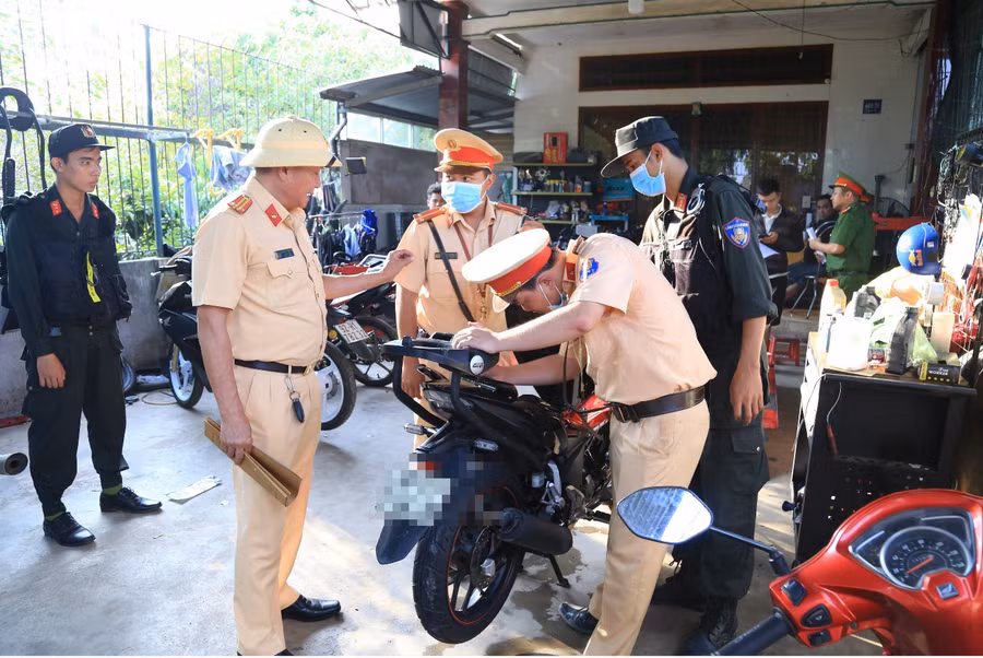 Tổ công tác kiểm tra số những chiếc mô tô được "độ, chế". (Ảnh: Hoàng Phúc)