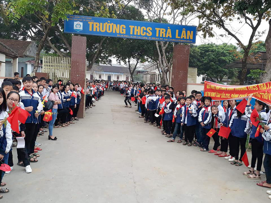 Chờ đón 3 thầy trò đem giải thưởng từ Hà Nội trở về Chờ đón 3 thầy trò đem giải thưởng từ Hà Nội trở về