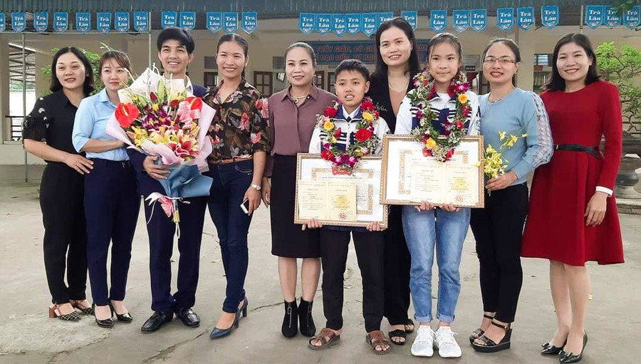 Hai em Văn An và Quỳnh Trang cùng các thầy cô giáo của Trường THCS Trà Lân Hai em Văn An và Quỳnh Trang cùng các thầy cô giáo của Trường THCS Trà Lân