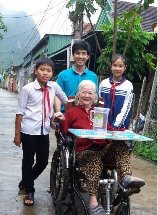 Chiếc xe lăn được cải tiến nhằm phục hồi chức năng vận động được ứng dụng với ngay mẹ của thầy Phan Sỹ Việt Chiếc xe lăn được cải tiến nhằm phục hồi chức năng vận động được ứng dụng với ngay mẹ của thầy Phan Sỹ Việt