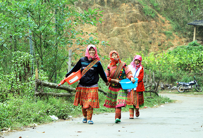 400 chậu đựng nước; 300 đôi ủng và chăn ấm cũng được trao đến tận tay người dân