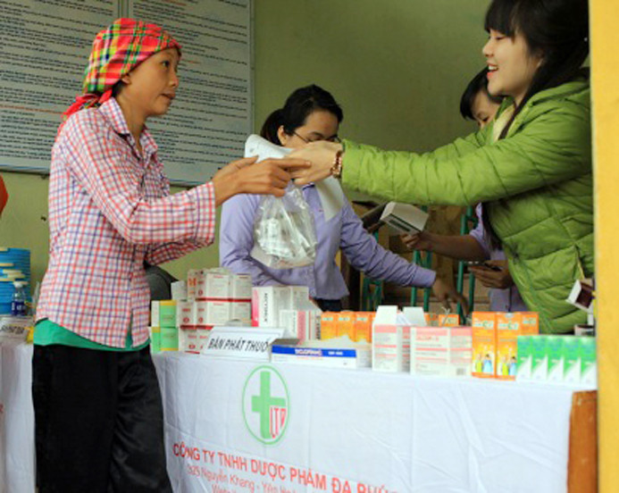 Người dân được khám và nhận thuốc miễn phí theo đơn tư vấn của các bác sỹ