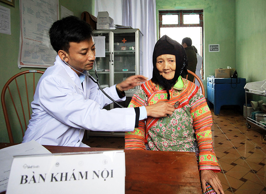 Khám chữa bệnh và cấp phát thuốc miễn phí, tặng quà là hoạt động thiết thực và ý nghĩa góp phần chăm sóc, nâng cao sức khỏe cho đồng bào vùng cao