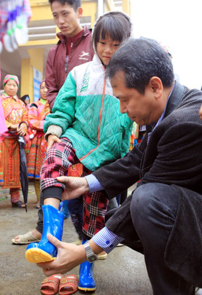 Các em học sinh Trường PTDTBT TH&THCS Tả Sử Choóng được nhận 400 đôi ủng; 200 xuất vở bút; thạch rau câu của các nhà tài trợ trong chương trình “Vì sức khỏe cộng đồng”