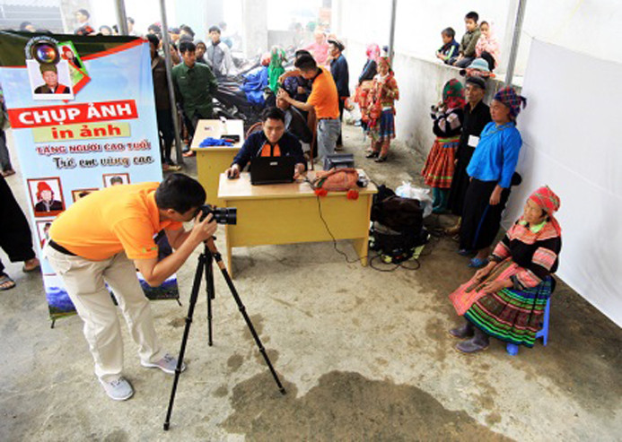 Không chỉ được khám bệnh, tư vấn sức khỏe, nhận thuốc, chăn ấm, quần áo, người dân còn được chụp và in tặng ảnh miễn phí qua những “tay máy” của anh em y bác sỹ và nhóm chuyên viên tình nguyện