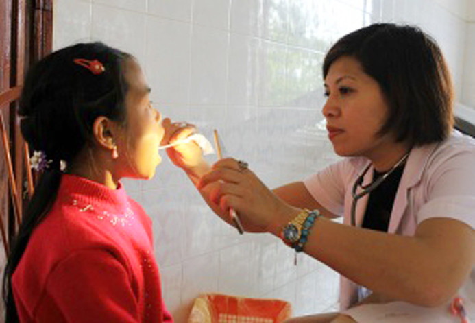 Đến với chương trình thiện nguyện, các em nhỏ được các y, bác sỹ kiểm tra, tư vấn tai mũi họng