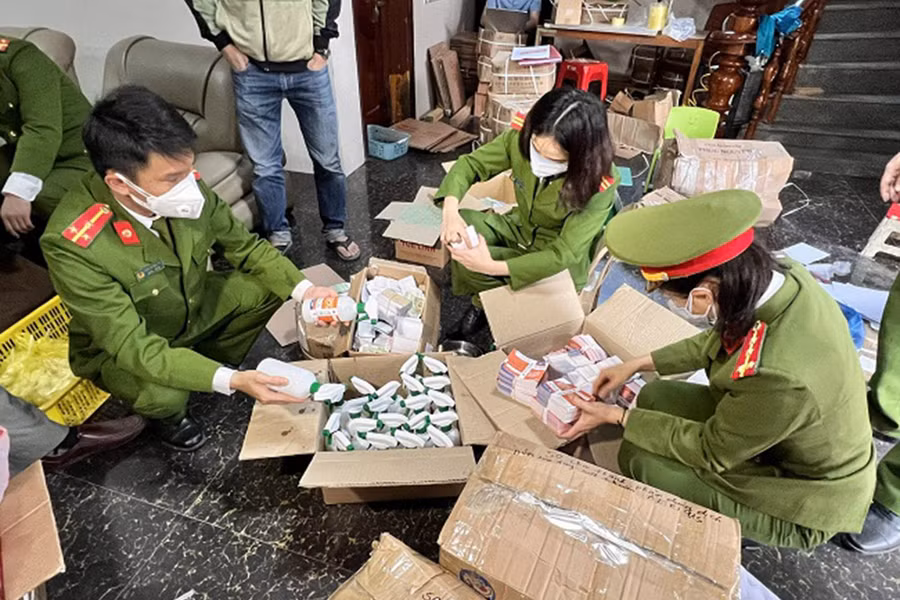 Công an thành phố Vinh thu giữ số hàng bị làm giả.