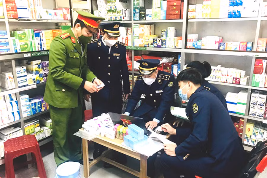 Lực lượng chức năng kiểm tra cơ sở kinh doanh thuốc và thiết bị y tế vi phạm