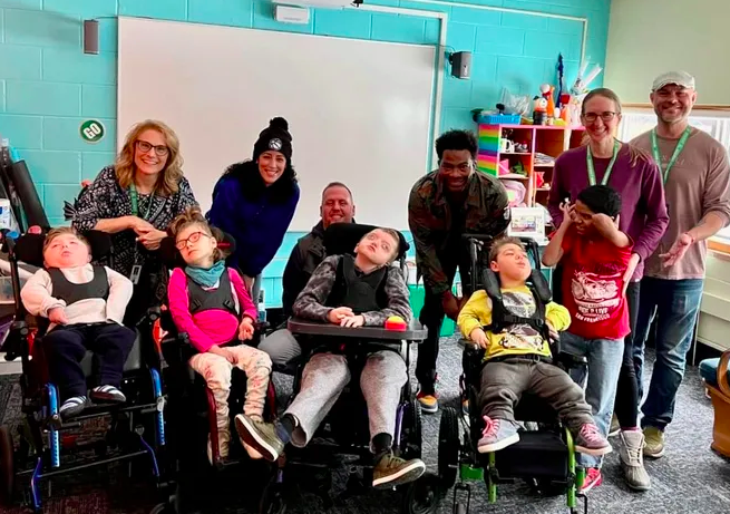 Các bạn học sinh khuyết tật xứng đáng có một sân chơi thực sự tuyệt vời,” Julien nhớ lại lời các em học sinh khác nói.