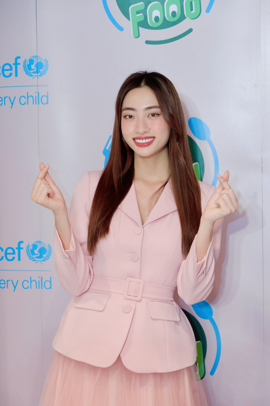 Lương Thùy Linh chọn bộ váy vest hồng thanh lịch và kiểu tóc thẳng đơn giản xuất hiện trong sự kiện này. Lương Thùy Linh chọn bộ váy vest hồng thanh lịch và kiểu tóc thẳng đơn giản xuất hiện trong sự kiện này.