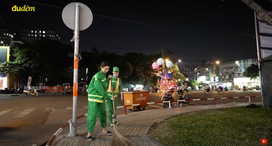 Thùy Tiên thừa nhận cây chổi không hề nhẹ khiến cô gặp nhiều khó khăn khi quét dọn.