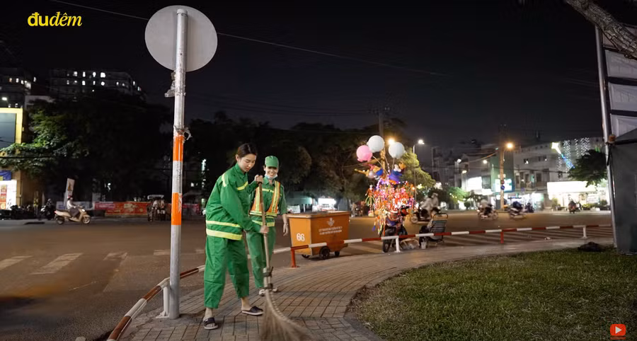 Thùy Tiên thừa nhận cây chổi không hề nhẹ khiến cô gặp nhiều khó khăn khi quét dọn.