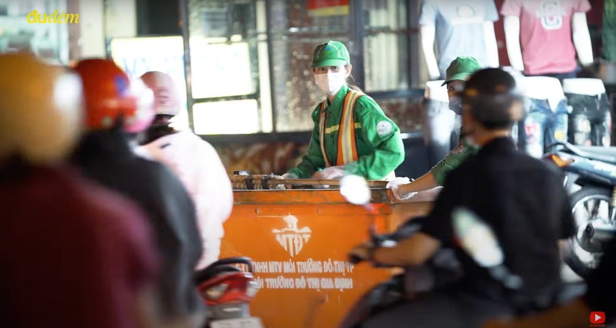 Vài lần, nàng hậu giật thon thót khi chứng kiến cảnh một vài người thẳng tay ném rác.