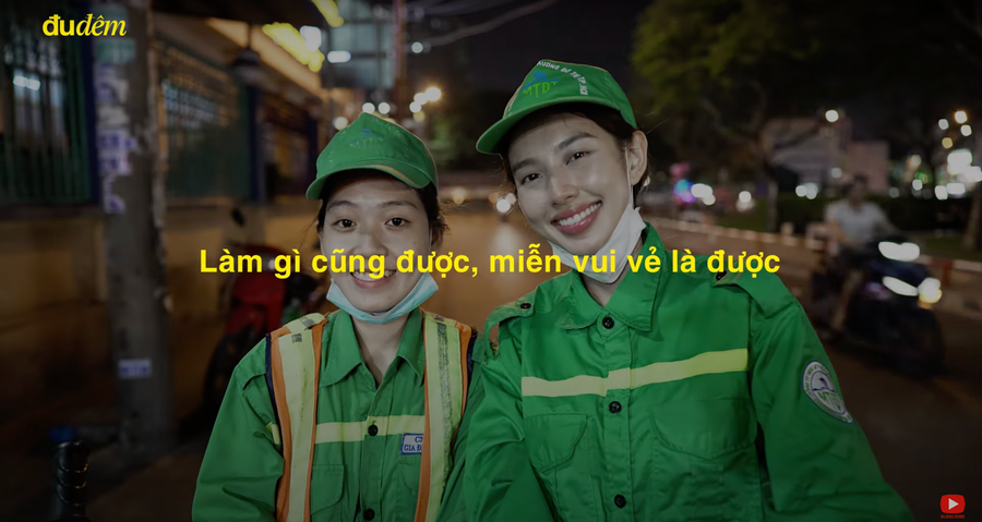 Hoa hậu 9x gặp em Quyết để trò chuyện và được hướng dẫn công việc của một người lao công.