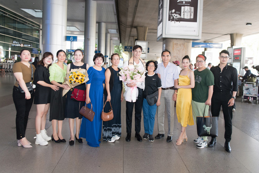 Á vương 1 cùng gia đình, người thân và bạn bè. Á vương 1 cùng gia đình, người thân và bạn bè.