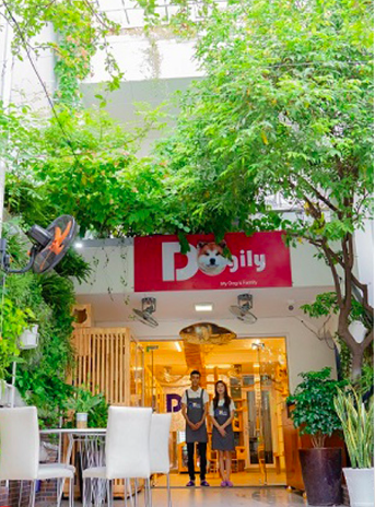 Bên ngoài cửa hàng đẹp long lanh như một quán cà phê.