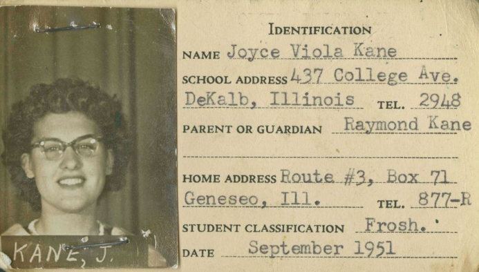 Thẻ sinh viên Đại học Northern Illinois của bà Joyce DeFauw từ năm 1951. Thẻ sinh viên Đại học Northern Illinois của bà Joyce DeFauw từ năm 1951.