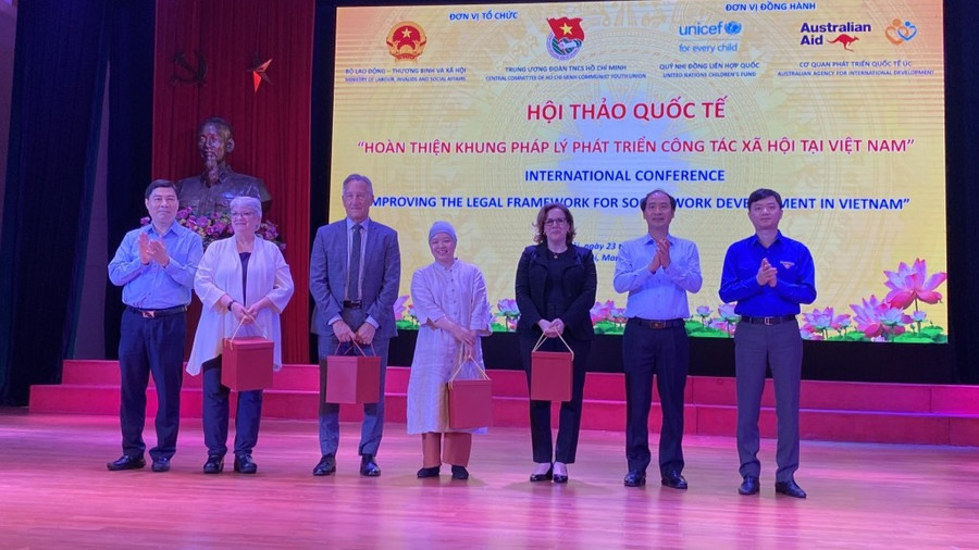 Ban tổ chức tặng quà tới các chuyên gia quốc tế tham dự hội thảo.