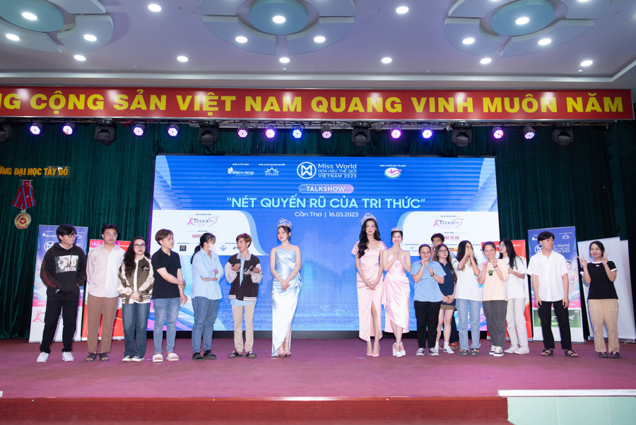 Top 3 Miss World Vietnam 2022 trao 10 suất học bổng cho sinh viên Đại học Tây Đô. Đây là một phần quà nho nhỏ từ các nàng hậu để động viên khuyến khích các bạn trẻ trên hành trình nâng cao tri thức. Top 3 Miss World Vietnam 2022 trao 10 suất học bổng cho sinh viên Đại học Tây Đô. Đây là một phần quà nho nhỏ từ các nàng hậu để động viên khuyến khích các bạn trẻ trên hành trình nâng cao tri thức.