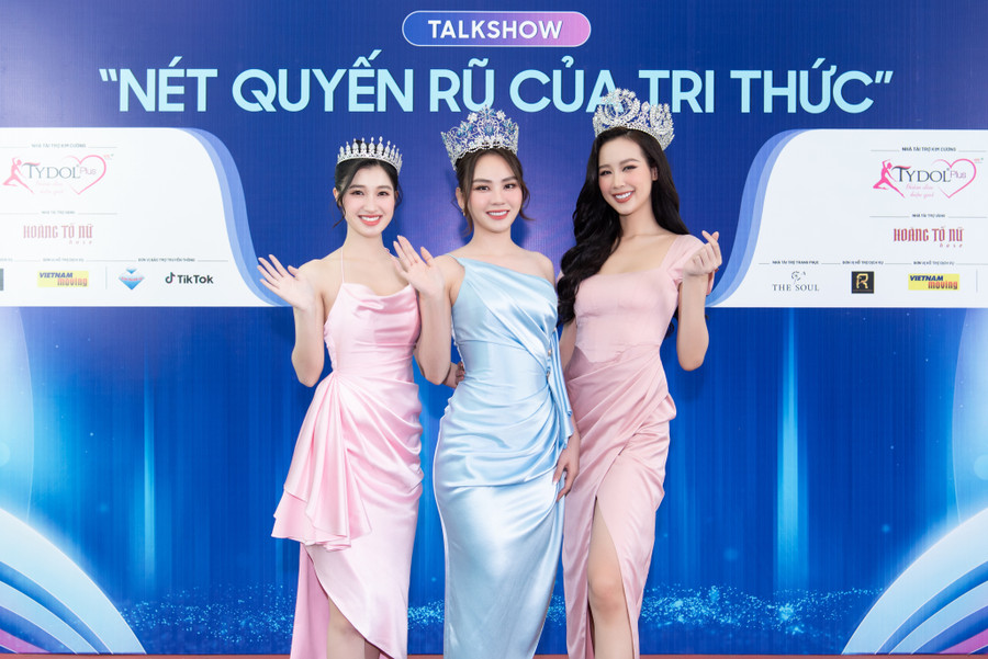 Cả 3 cô gái tài năng xinh đẹp đã có những chia sẻ truyền động lực đến các bạn trẻ có mặt trong buổi workshop. Cả 3 cô gái tài năng xinh đẹp đã có những chia sẻ truyền động lực đến các bạn trẻ có mặt trong buổi workshop.