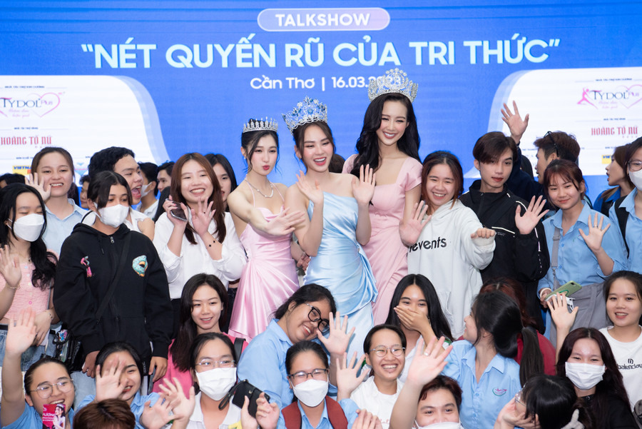 Mở đầu chương trình buổi giao lưu là chia sẻ của Top 3 Miss World Vietnam 2022 với chủ đề “Nét quyến rũ của tri thức”. Mở đầu chương trình buổi giao lưu là chia sẻ của Top 3 Miss World Vietnam 2022 với chủ đề “Nét quyến rũ của tri thức”.