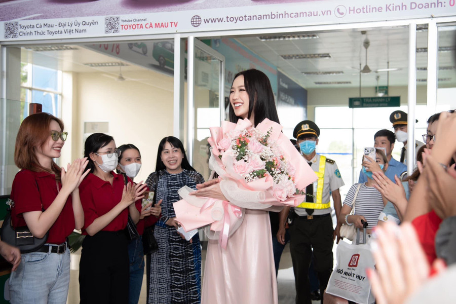 Nàng hậu gây thiện cảm khi diện áo dài truyền thống màu hồng nhạt nhẹ nhàng. Nàng hậu gây thiện cảm khi diện áo dài truyền thống màu hồng nhạt nhẹ nhàng.