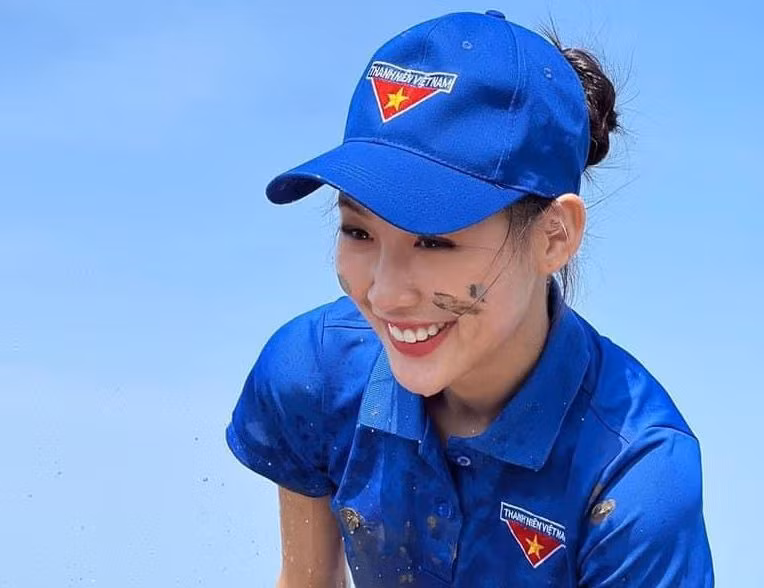 Hoa hậu Bảo Ngọc lội bùn trồng cây vẫn xinh đẹp ngút ngàn