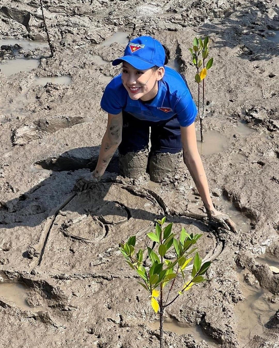Diện màu áo xanh đầy tự hào của Đoàn thanh niên, nàng hậu không ngại ngần xắn tay, bước xuống lớp bùn để trồng cây. Diện màu áo xanh đầy tự hào của Đoàn thanh niên, nàng hậu không ngại ngần xắn tay, bước xuống lớp bùn để trồng cây.