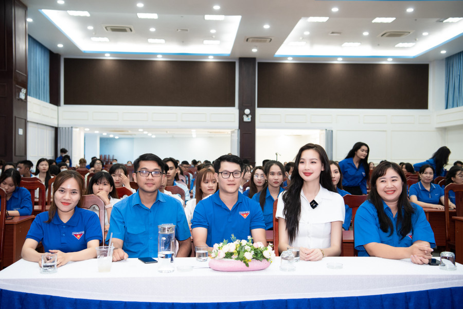 Hoa hậu Lê Nguyễn Bảo Ngọc đã cùng với Ban Lãnh đạo Sở Văn hóa, Thể thao và Du lịch tỉnh Cà Mau thảo luận về cuộc thi sắp tới. Hoa hậu Lê Nguyễn Bảo Ngọc đã cùng với Ban Lãnh đạo Sở Văn hóa, Thể thao và Du lịch tỉnh Cà Mau thảo luận về cuộc thi sắp tới.