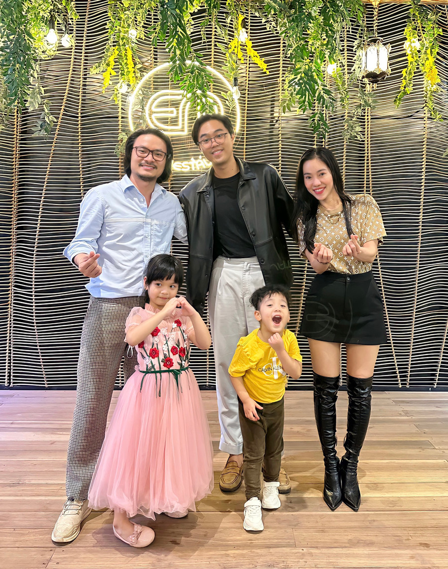 Anh luôn dành thời gian bên cạnh người thân yêu, vun đắp yêu thương cho vợ và cho các con của mình.