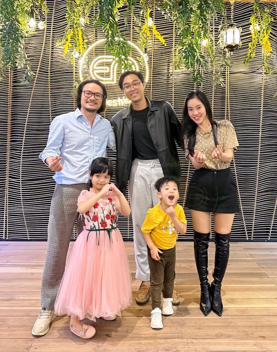 Anh luôn dành thời gian bên cạnh người thân yêu, vun đắp yêu thương cho vợ và cho các con của mình.