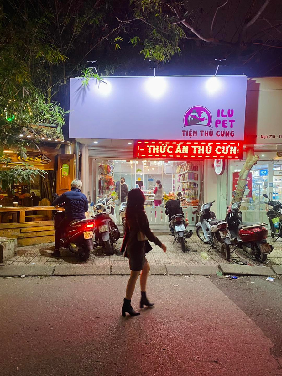 Tiệm thú cưng này vừa kết hợp bán những mặt hàng cho chó mèo giá tốt, vừa cung cấp dịch vụ spa chó mèo, đảm bảo chăm sóc thú cưng nhà bạn từ a đến z.