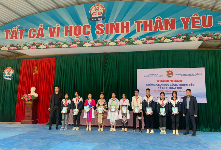 Tặng 40 suất quà bao gồm học bổng và đồ dùng học tập cho 40 em học sinh có hoàn cảnh khó khăn, vươn lên trong học tập của nhà trường. Tặng 40 suất quà bao gồm học bổng và đồ dùng học tập cho 40 em học sinh có hoàn cảnh khó khăn, vươn lên trong học tập của nhà trường.