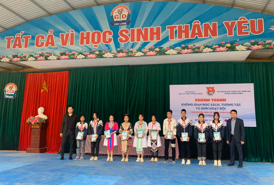 Tặng 40 suất quà bao gồm học bổng và đồ dùng học tập cho 40 em học sinh có hoàn cảnh khó khăn, vươn lên trong học tập của nhà trường.
