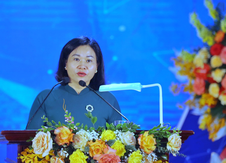 Bà Nguyễn Thị Tuyến, Ủy viên BCH Trung ương Đảng, Phó Bí thư Thường trực Thành ủy Hà Nội phát biểu tại chương trình. Bà Nguyễn Thị Tuyến, Ủy viên BCH Trung ương Đảng, Phó Bí thư Thường trực Thành ủy Hà Nội phát biểu tại chương trình.