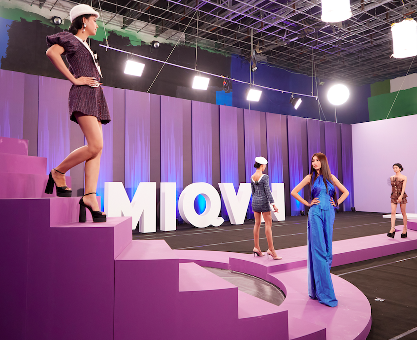 Chế Nguyễn Quỳnh Châu thị phạm cho thí sinh. Chế Nguyễn Quỳnh Châu thị phạm cho thí sinh.