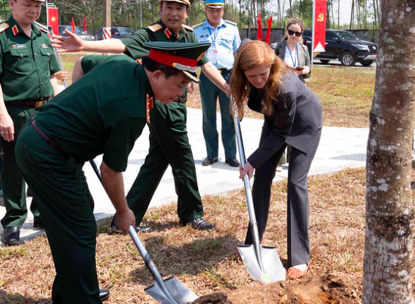 Tổng Giám đốc Power tham gia trồng cây trong sự kiện này. Tổng Giám đốc Power tham gia trồng cây trong sự kiện này.