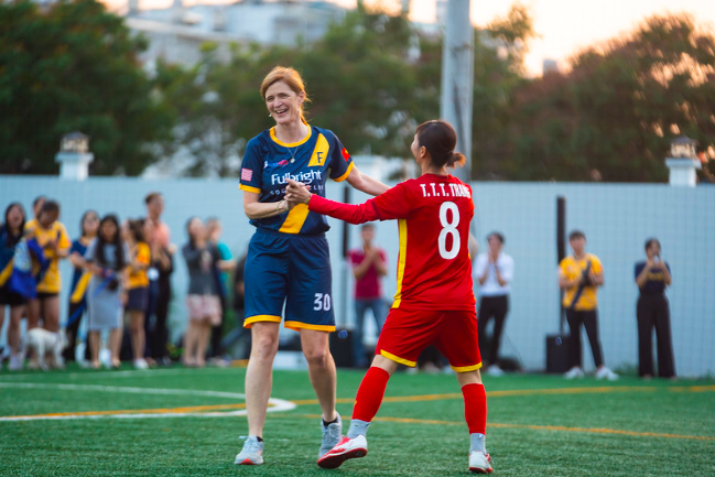 Tổng Giám đốc USAID và tiền vệ đội tuyển bóng đã nữ quốc gia của Việt Nam Trần Thị Thùy Trang. Tổng Giám đốc USAID và tiền vệ đội tuyển bóng đã nữ quốc gia của Việt Nam Trần Thị Thùy Trang.