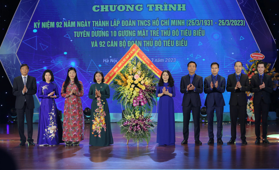 Anh Nguyễn Ngọc Lương, Bí thư Thường trực Trung ương Đoàn, Chủ tịch Trung ương Hội LHTN Việt Nam tặng hoa chúc mừng Thành đoàn Hà Nội. Anh Nguyễn Ngọc Lương, Bí thư Thường trực Trung ương Đoàn, Chủ tịch Trung ương Hội LHTN Việt Nam tặng hoa chúc mừng Thành đoàn Hà Nội.