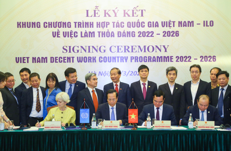 Đại diện các bên cùng ký kết vào Bản Ghi Nhớ của Khung Chương trình Quốc gia Việc làm thỏa đáng. Đại diện các bên cùng ký kết vào Bản Ghi Nhớ của Khung Chương trình Quốc gia Việc làm thỏa đáng.