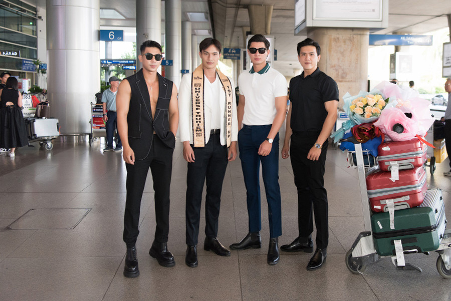 Á vương Phùng Phước Thịnh, Á vương Châu Á 2022 Phạm Văn Quốc, người mẫu kiêm huấn luyện viên thể hình Ngô Hoàng Lĩnh, NTK Huy Doãn cũng ra chờ đón tân á vương trở về. Á vương Phùng Phước Thịnh, Á vương Châu Á 2022 Phạm Văn Quốc, người mẫu kiêm huấn luyện viên thể hình Ngô Hoàng Lĩnh, NTK Huy Doãn cũng ra chờ đón tân á vương trở về.