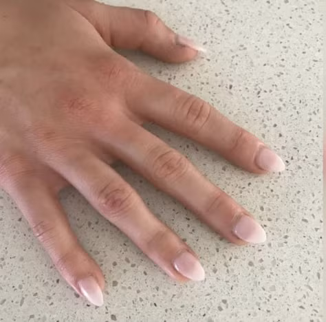 Một số học sinh lớp 10 đã làm móng tay vào trước lễ tốt nghiệp của họ.